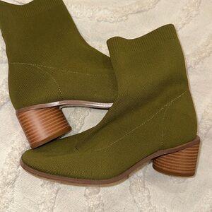 New green asos heels with circle like shape heel very comfortable and very chic